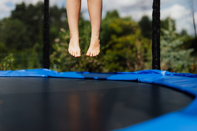 Zbavte své děti plochých nohou skákáním na trampolíně